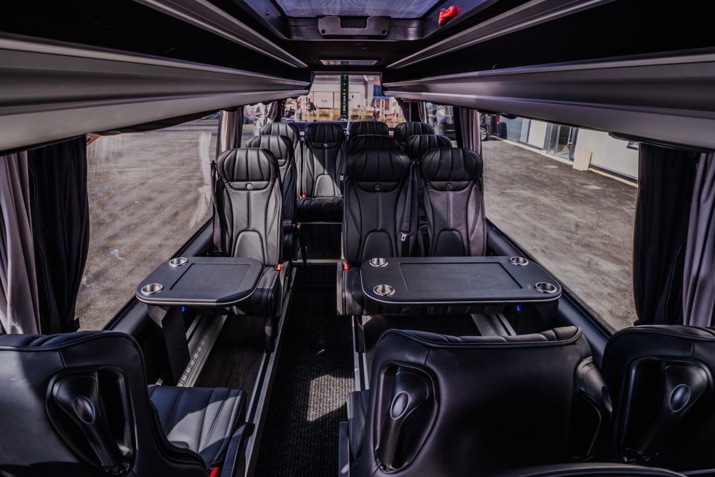 Intérieur minibus VIP avec sièges premium – Infinity Luxe
