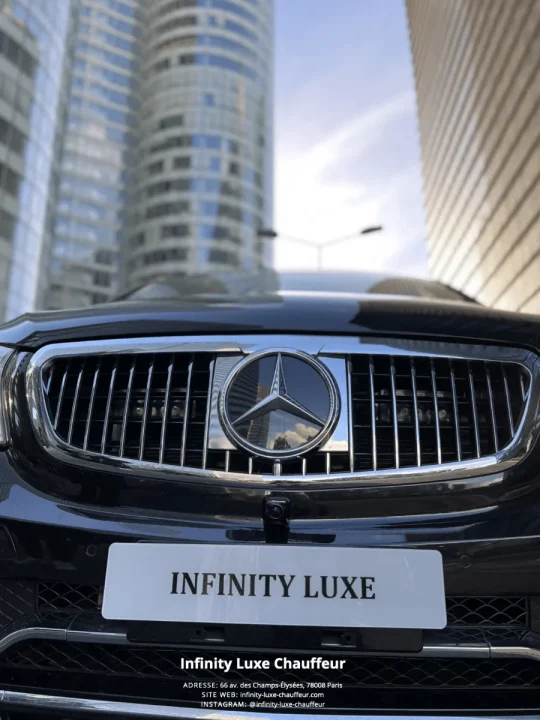 Campagne Infinity Luxe : calandre d’un Mercedes Classe V avec la plaque Infinity Luxe